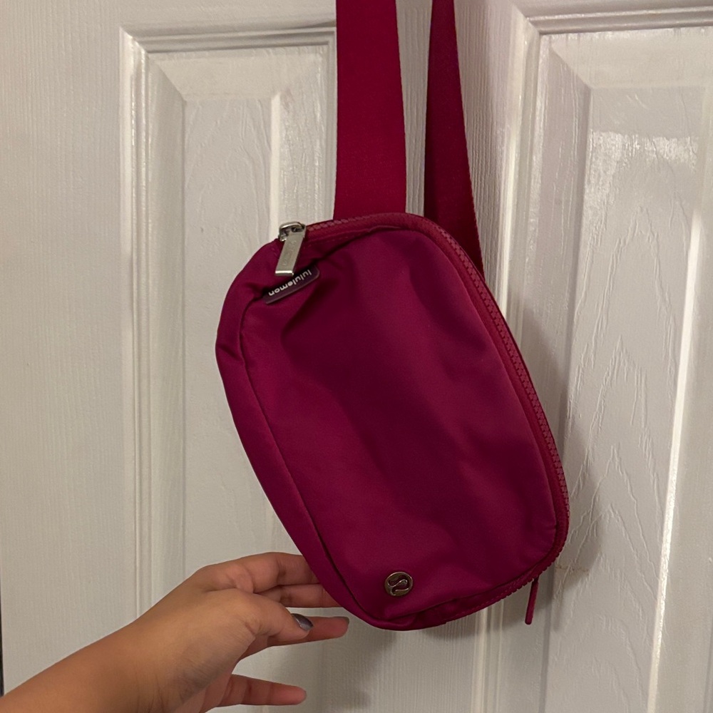 Lululemon Everywhere Belt Bag 1L Magenta